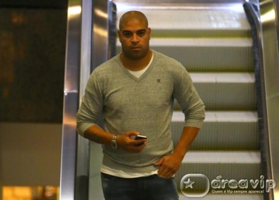 Festinha de Adriano Imperador em motel tem lotação esgotada e até engarrafamento na entrada