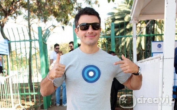 Anderson Di Rizzi se enrola e provoca saia justa em evento