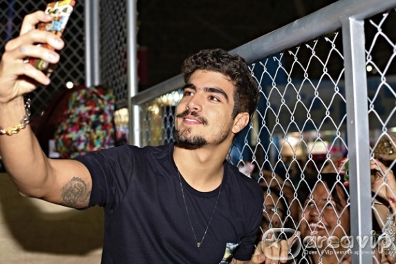 Caio Castro causa furor em evento