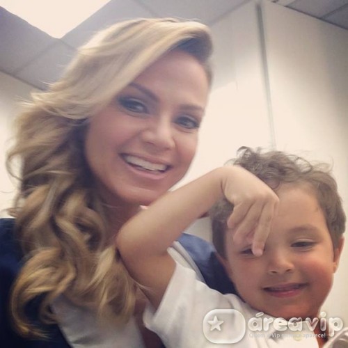 Eliana posta foto com o filho no camarim