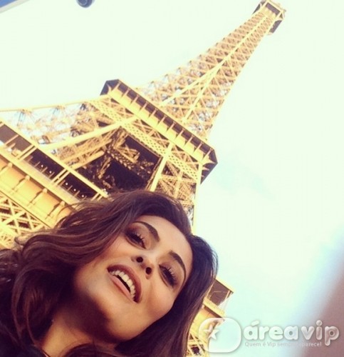 Juliana Paes curte férias em Paris