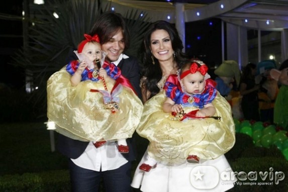 Natália Guimarães e Leandro comemoram o primeiro aniversário de suas filhas gêmeas