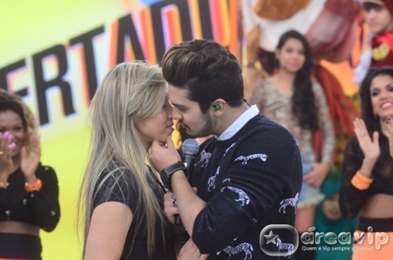 Luan Santana tasca beijo em bailarina do ‘Legendários’