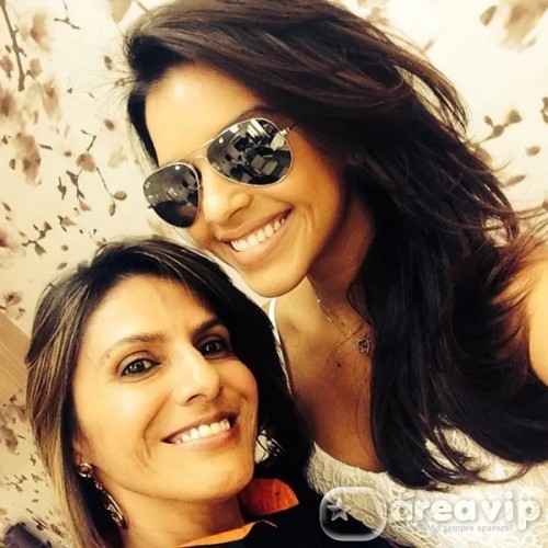 Mariana Rios exibe novo visual