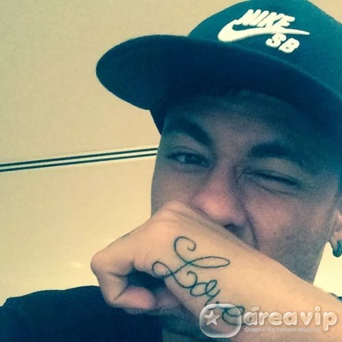 Neymar exibe tatuagem com declaração romântica