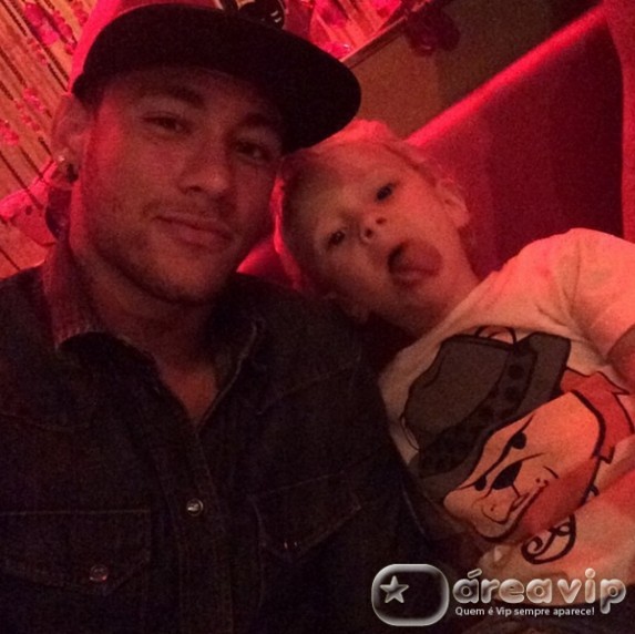 Neymar posta foto com o filho