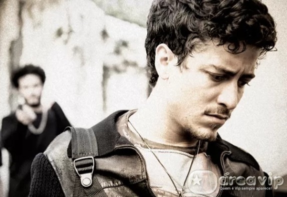 O Rebu - Edu aponta arma para Alain Raphael Dias / TV Globo/Gshow