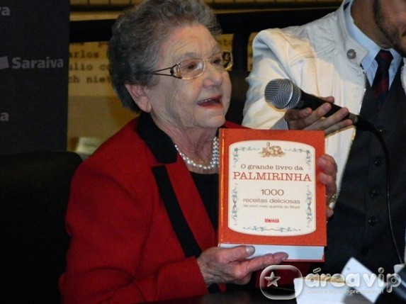 Palmirinha Onofre lança livro em São Paulo