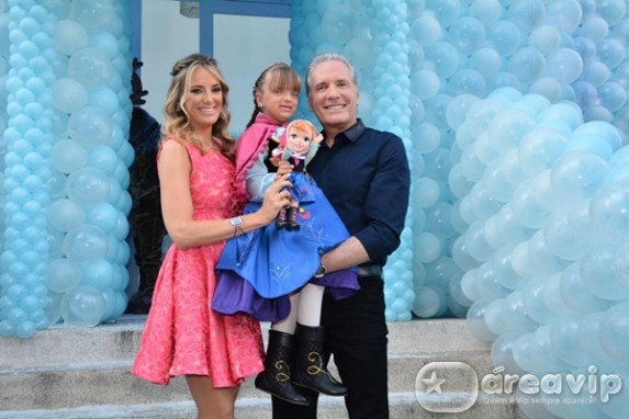 Roberto Justus e Ticiane Pinheiro comemoram o aniversário da filha