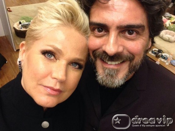 ‘Acho legal descobrirem o quanto ele é apaixonante’, diz Xuxa sobre cenas de beijo de Junno em novela