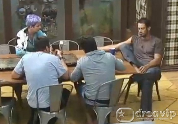 A Fazenda 7 - Peoes conversam Reprodução/Rede Record