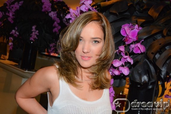 Adriana Birolli passa por transformação no visual para viver personagem em novela