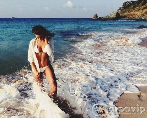 Bruna Marquezine posta foto de biquíni