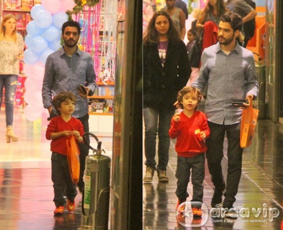 Caio Blat passeia com o filho em shopping