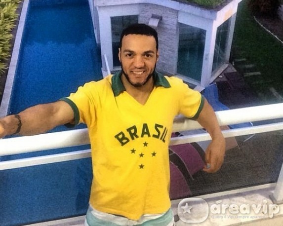 Belo perde o medo de dentista e investe R$ 100 mil no sorriso
