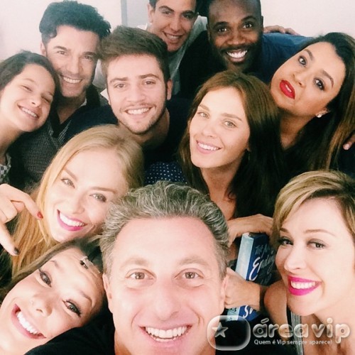 Famosos vão à centésima apresentação de peça de Fernanda Souza