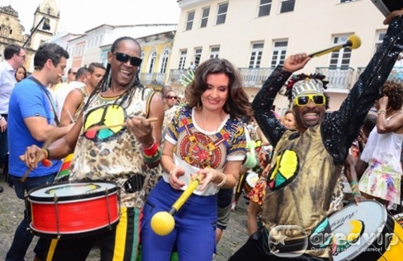 Fátima Bernardes sobe a ladeira do pelourinho com o ‘Caminhão do Encontro’