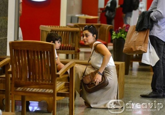 Juliana Paes passeia em shopping com o filho