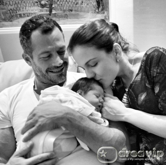 Malvino Salvador e Kyra Gracie mostram filha pela primeira vez