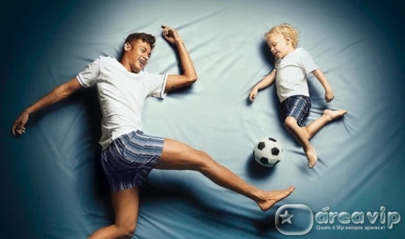 Neymar posa com o filho pela primeira vez juntos em uma campanha