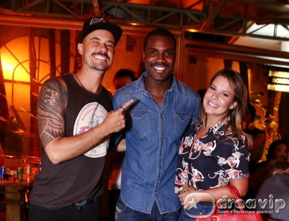 Rafael Zulu comemora aniversário com famosos