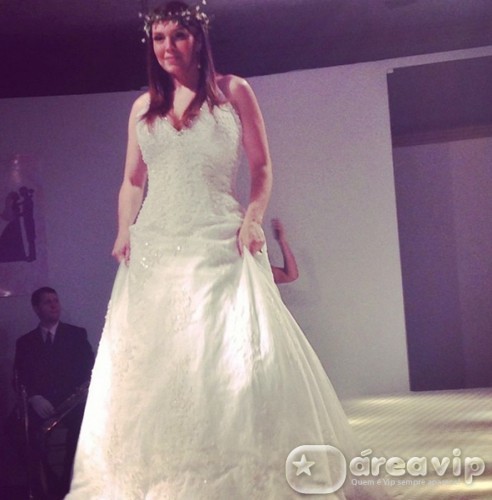 Simony desfila vestida de noiva