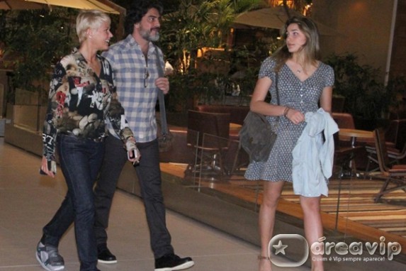 Xuxa, Junno e Sasha passeiam em shopping