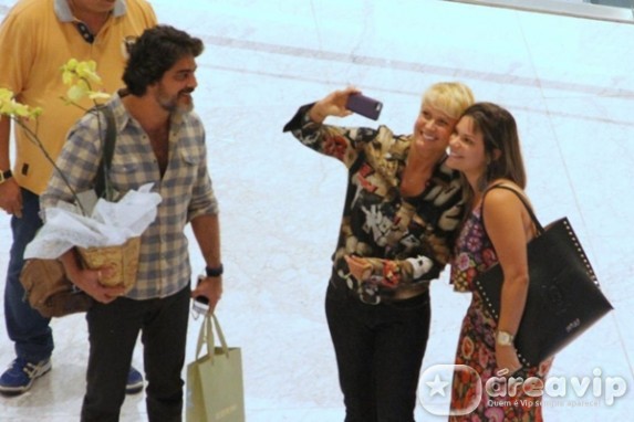 Xuxa tira selfie com fa Marcus Pavão / AgNews