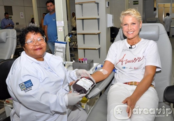 Xuxa doa sangue e convida amigos para aumentar doações