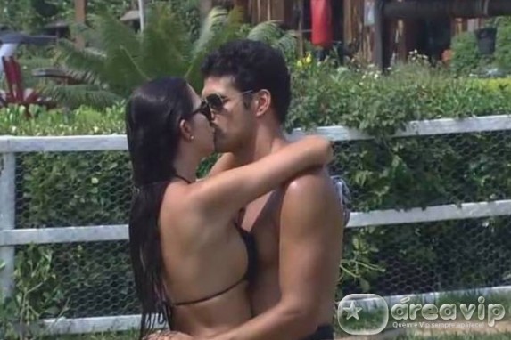 A Fazenda 7 - Debora e Marlos se beijam Reprodução/Rede Record