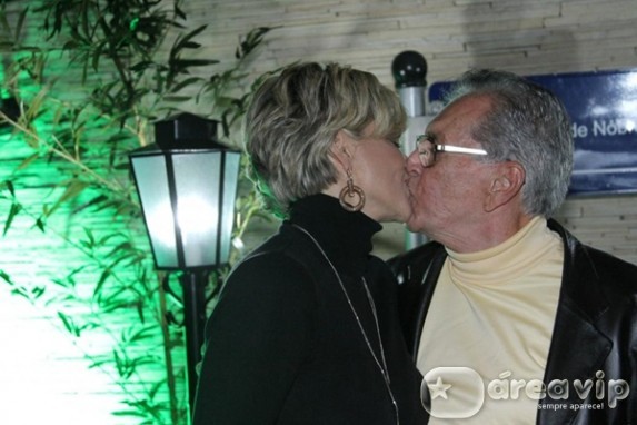 Carlos Alberto de Nóbrega e Andréa se beijam em evento