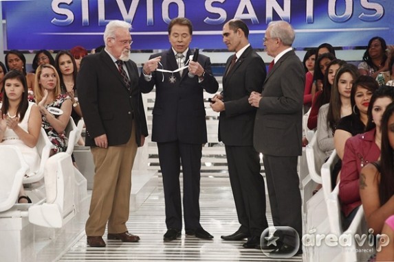 Silvio Santos recebe título de comendador da Casa de Portugal
