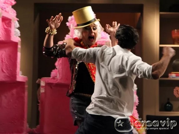 Imperio - Enrico bate em travesti Carol Caminha/TV Globo