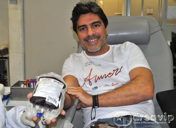 Junno Andrade aceita desafio e doa sangue no Hemorio