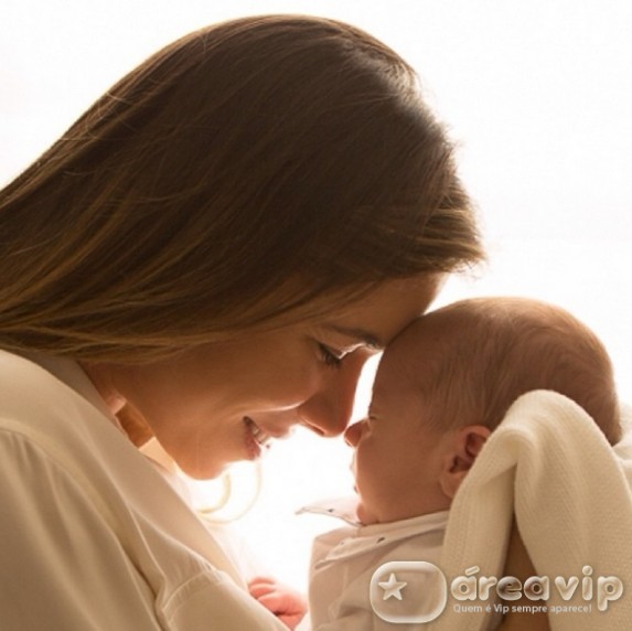 Patrícia Abravanel posta foto com o filho