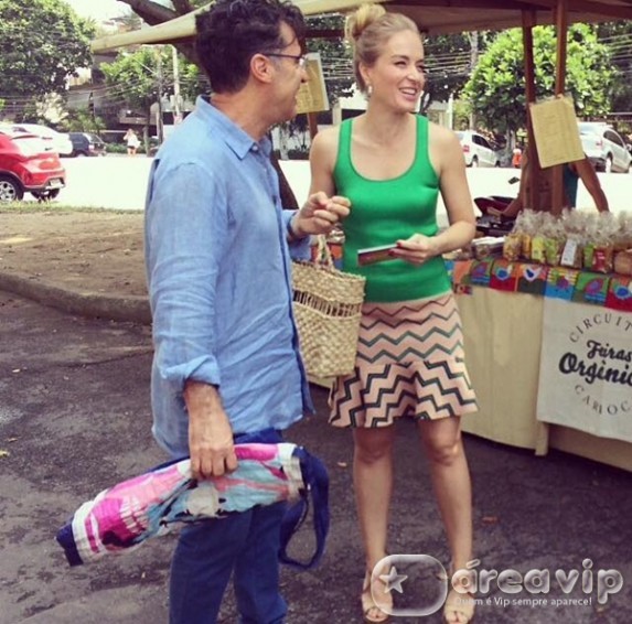 Paulo Betti e Angélica fazem compras em feira orgânica