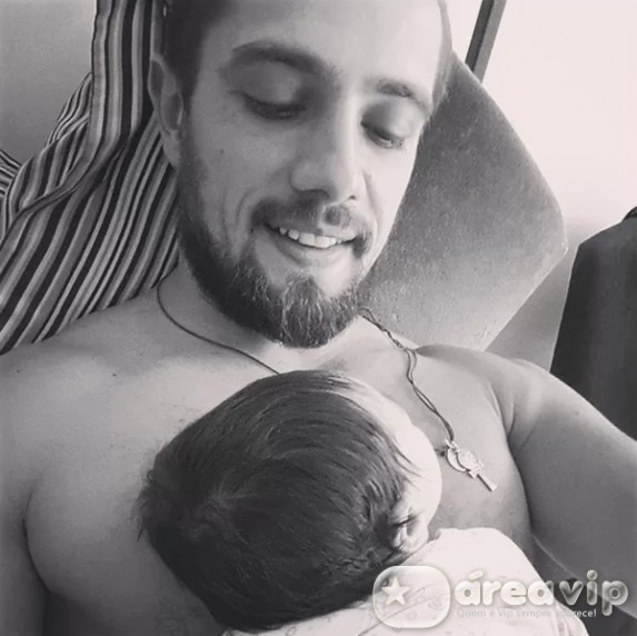 Rafael Cardoso posta foto com a filha recém-nascida