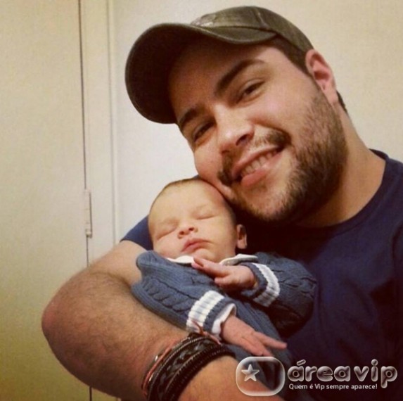 Tiago Abravanel posta foto com o sobrinho recém-nascido no colo