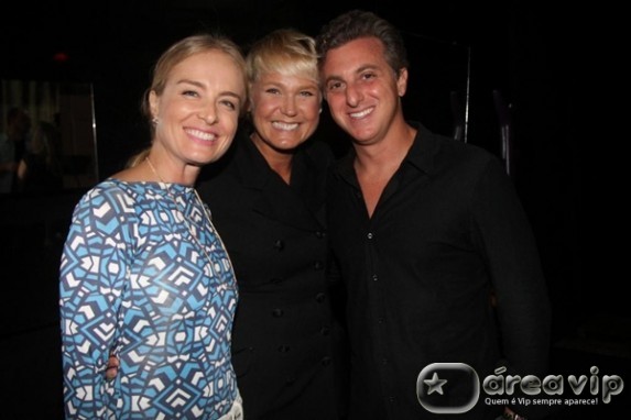 Angélica, Luciano Huck e Xuxa vão ao teatro no Rio