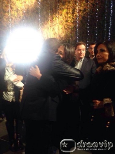 Carlos Villagran abraça Florinda Meza Reprodução/Facebook/CarlosVillagran