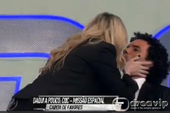 Após traição de Adnet, Dani Calabresa beija Marco Luque na boca