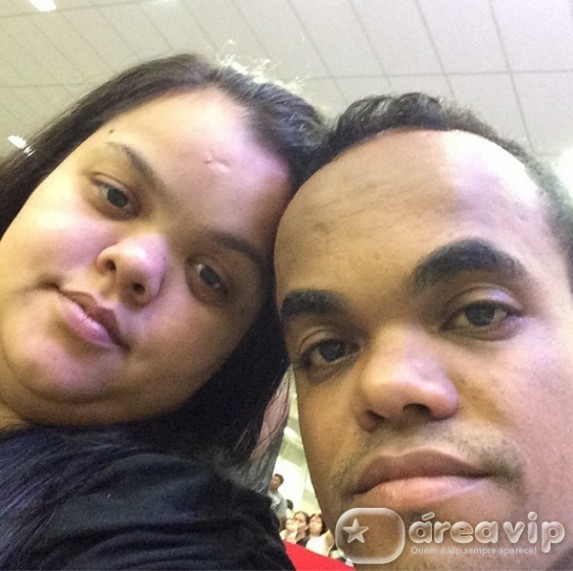 Após morte do filho, Marquinhos posta foto ao lado da mulher