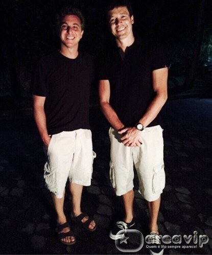 Rodrigo Faro e Luciano Huck se encontram em restaurante com a mesma roupa