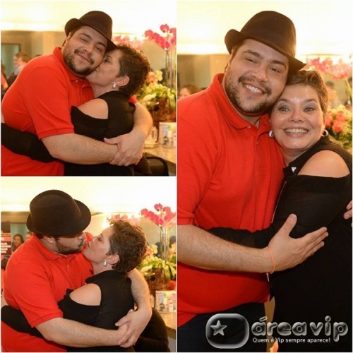 Tiago com a mãe Reprodução/Facebook