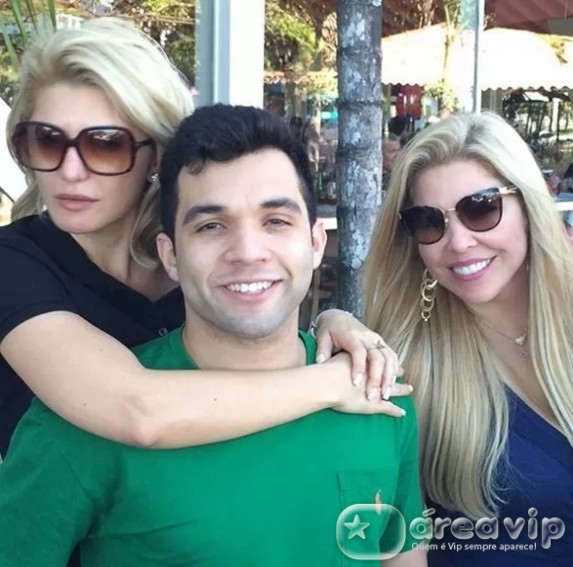 Antônia Fontenelle posta foto com namorado e a sogra