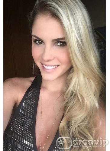 Barbára Evans é vista aos beijos em Santa Catarina