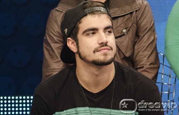 Caio Castro sai carregado de balada