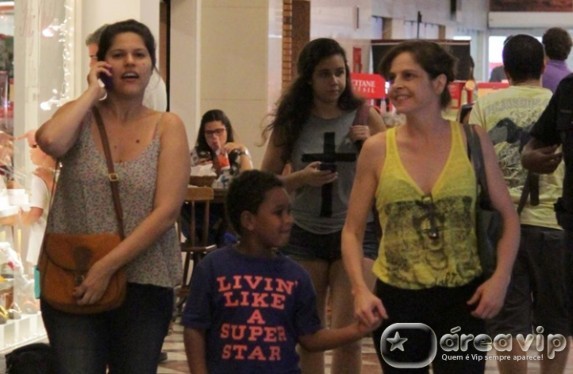 Após afastamento da novela, Drica Moraes é clicada passeando em shopping