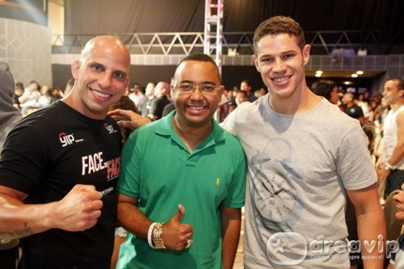 Jose Loreto e Dudu Nobre tietam lutadores do UFC em evento de MMA
