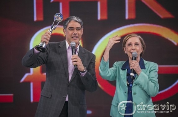 Fernanda Monte Negro entrega premio para William Bonner Globo/Paulo Belote